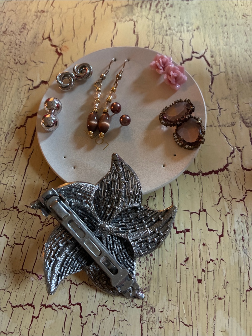 6 pairs of earrings and hair clip with stones - Picture 2 of 7